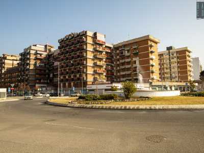 Ci ritroviamo cos� davanti a una rotonda con una zampillante fontana. Di fronte a noi si ergono gli alti edifici situati tra via Napoli, via Tommaso Fiore e corso della Carboneria, tra i quali si trova anche la sede del Tribunale dei Minorenni